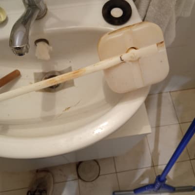 כיור עם ברז, פומפה וכלי עבודה