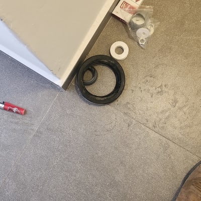 כלי עבודה של אינסטלטור על הרצפה