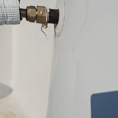 צינור מחובר לדוד שמש על גג