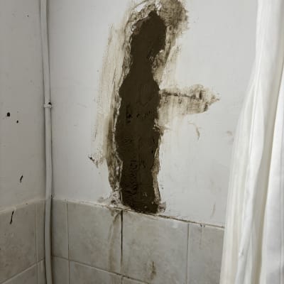 תיקון קיר עם טיח מעל אריחי קרמיקה