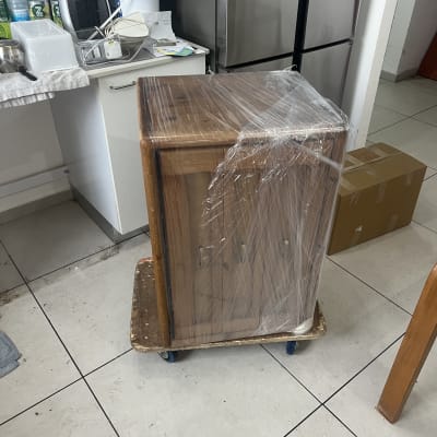 ארון עטוף בניילון על עגלה במטבח