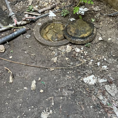 צינורות מים וביוב עם מכסה ביוב פתוח