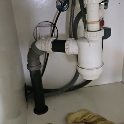 צנרת מתחת לכיור עם חיבורים ומגבת