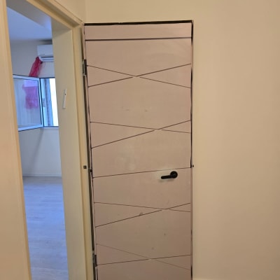 דלת מצופה עם עיצוב גיאומטרי