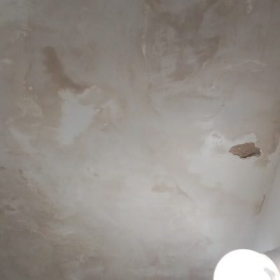 תקרה עם סימני רטיבות ותיקונים