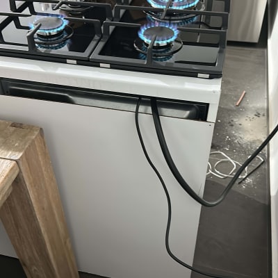 כיריים גז עם להבות כחולות במטבח מודרני