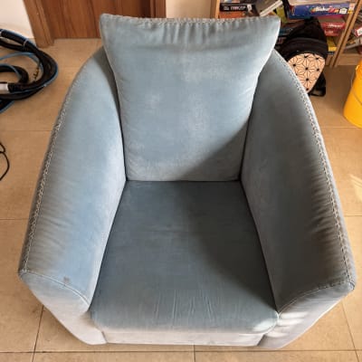 כורסה כחולה על רצפת אריחים