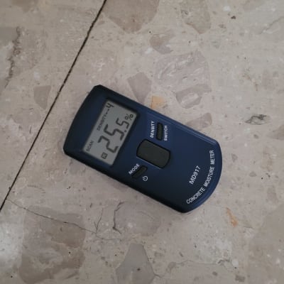 מד לחות דיגיטלי על רצפת בטון