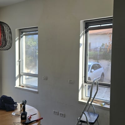 תריסים פתוחים על חלונות עם סולם לידם