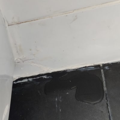 רצפה רטובה עם סימני רטיבות על הקיר