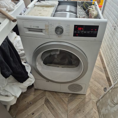 מכונת כביסה בוש פתוחה עם תצוגה דיגיטלית