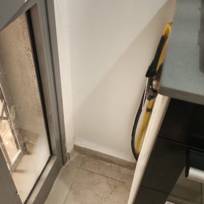 צינור גז צהוב ליד קיר לבן ומשטח עבודה אפור