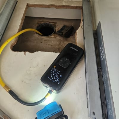 כלי עבודה וצינור ליד חור בקיר