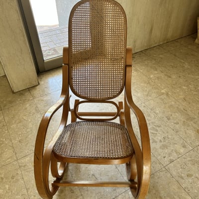 כיסא נדנדה מעץ עם מושב ומשענת קלועים