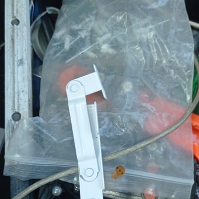 חלק מתכת לבן לתריסים בתוך קופסת כלים