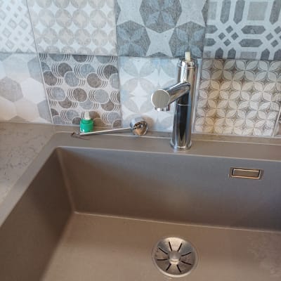 כיור מטבח עם ברז נירוסטה ומסנן ניקוז