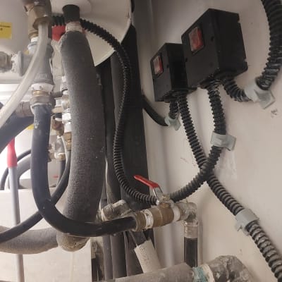 צינורות מים עם ברזים ושסתומים במערכת אינסטלציה