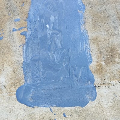 כתם איטום כחול על משטח בטון