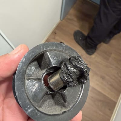 חלק מכני עם נזק מוחזק ביד