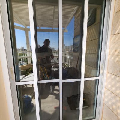 דלת הזזה מאלומיניום עם מסגרת לבנה