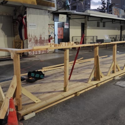 מבנה עץ בבנייה עם קורות ותמיכות