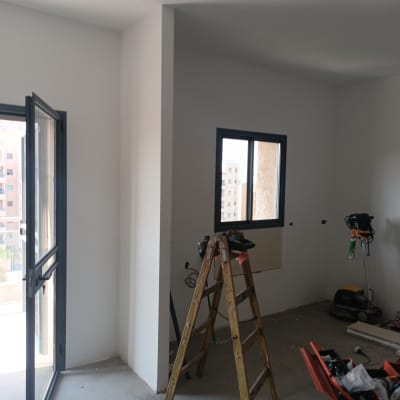 חלון אלומיניום פתוח ודלת אלומיניום