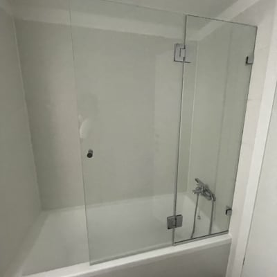 מקלחון עם דלתות זכוכית וברז מתכת