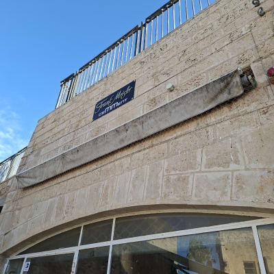 בניין עם שלט ומעקה מתכת על הגג