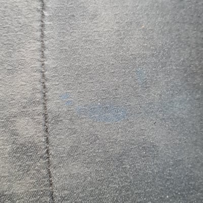 תקריב של בד ספה עם תפרים ונקודות