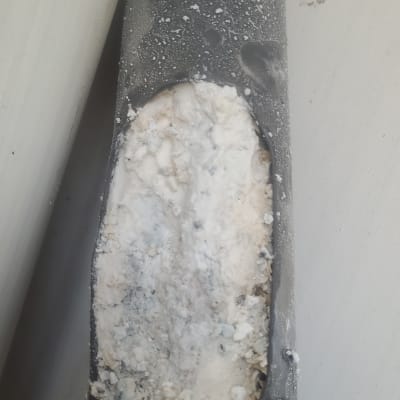 חלק של דוד שמש עם הצטברות אבנית לבנה