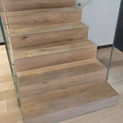 מדרגות עץ עם מעקה זכוכית