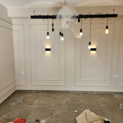 קירות צבועים בלבן עם מסגרות דקורטיביות