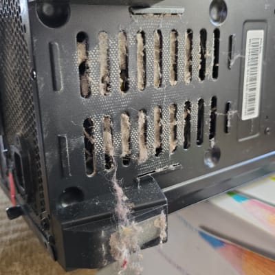 חלק אחורי של מחשב עם אבק על פתחי האוורור