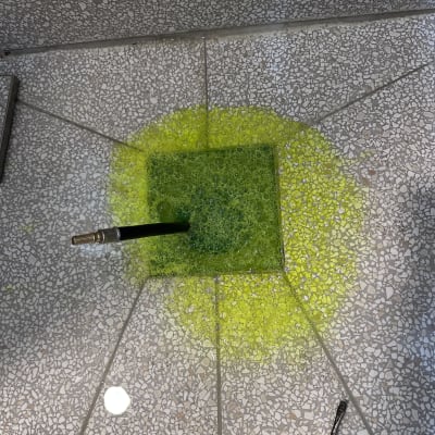 נוזל ירוק על רצפה עם צינור