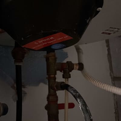 חלק תחתון של דוד שמש עם צינורות וחיבורים