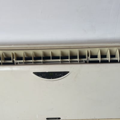 יחידת מיזוג אוויר עם תריסים פתוחים ותצוגת טמפרטורה