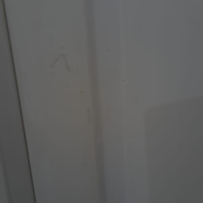 כתמים על דלת לבנה לפני ניקוי