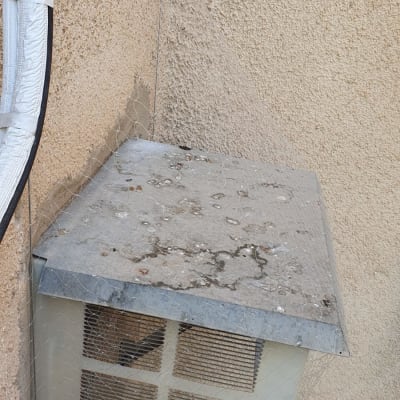 רשת מתכת על מזגן למניעת כניסת יונים