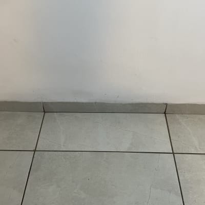 קיר לבן ורצפת אריחים ללא כלי עבודה