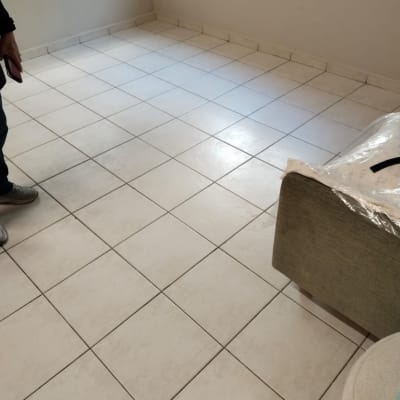 רצפה נקייה עם אריחים לבנים בחדר ריק