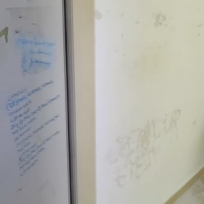 קיר עם סימני צבע וכתמים