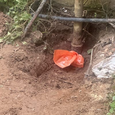 צינור מים באדמה עם תיקון זמני בשקית כתומה