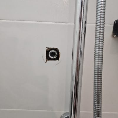 צינור מים וחור בקיר, עבודה בתחום האינסטלציה