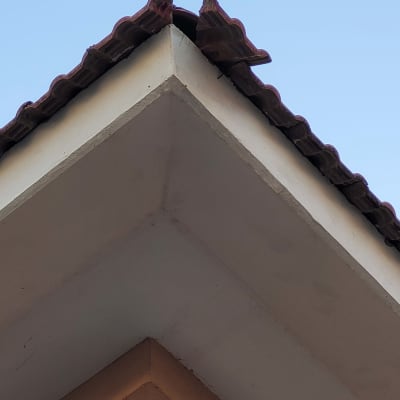 גג רעפים חום עם קצה לבן