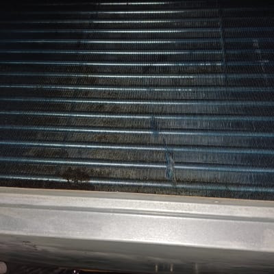 סוללת קירור של מזגן עם צלעות מתכת