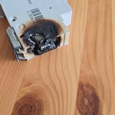 מפסק שרוף על שולחן עץ