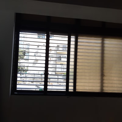 תריסים פתוחים למחצה עם אור חיצוני נכנס