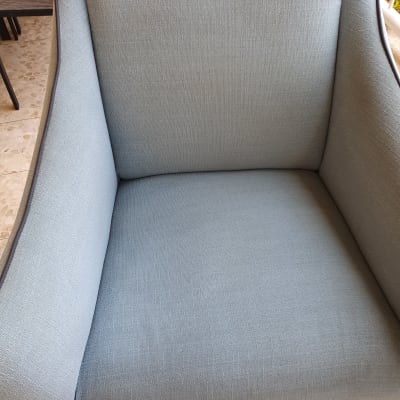 כורסה כחולה עם ריפוד בד נקי