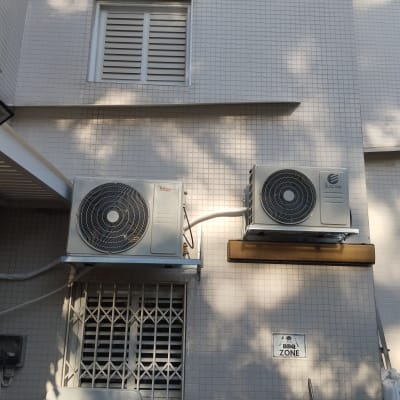 שתי יחידות חיצוניות של מזגנים מותקנות על קיר חיצוני