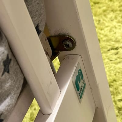 חיבור מתכת עם בורג במסגרת עץ לבנה